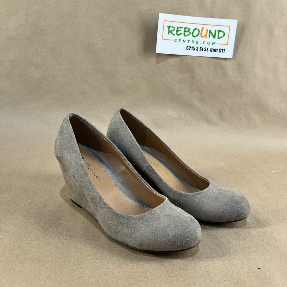 CL by Laundry Women’s Grey Suede Heels (Size 6)
